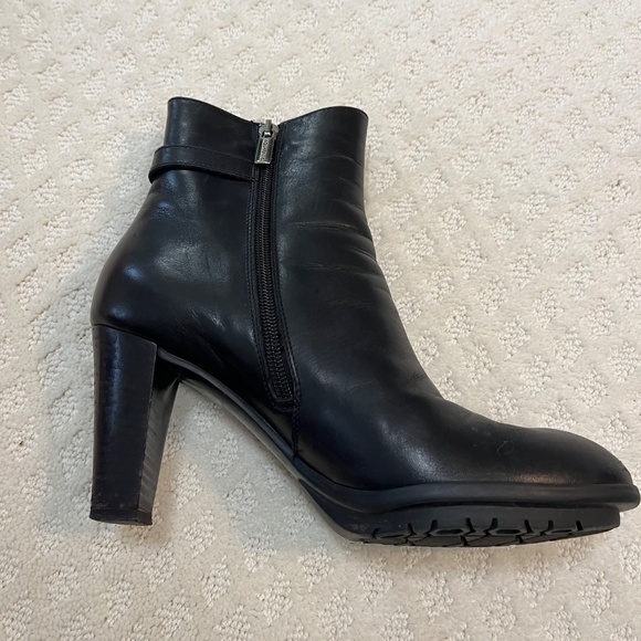Aquatalia black leather bootie, sz 7.5 - Picture 3 of 10